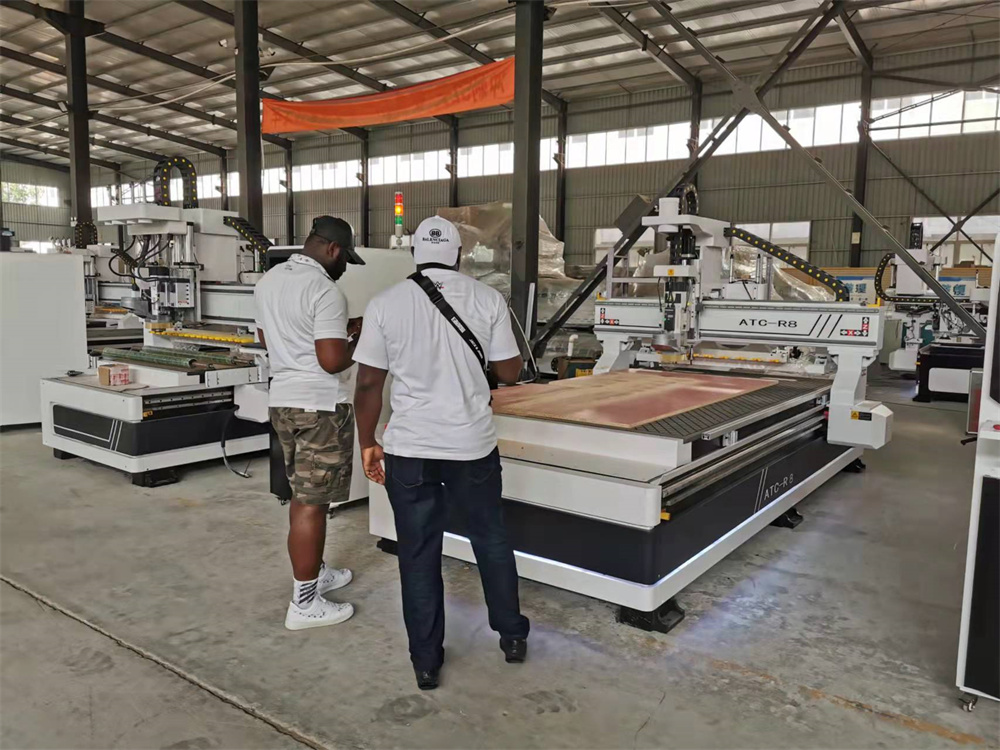 做定制家具選數(shù)控開料機(jī)還是普通雕刻機(jī)